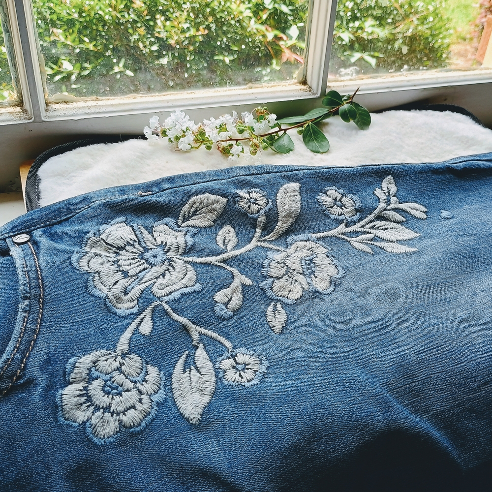 Simply Vera, Vera Wang mid-rise Capri jeans w floral embroidered embellishments - Picture 5 of 9